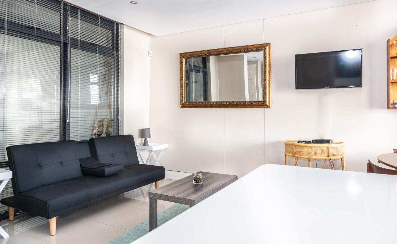 Elegant Beachfront 192 Eden On The Bay Beachfront Apartment, Blouberg,